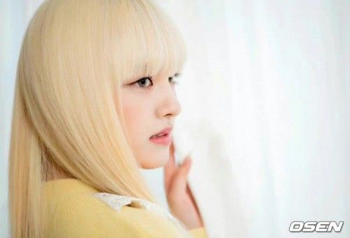 Jiwon Kim金志垣隶属哪个女团成员？她拥有怎样五官让人感觉与众不同？