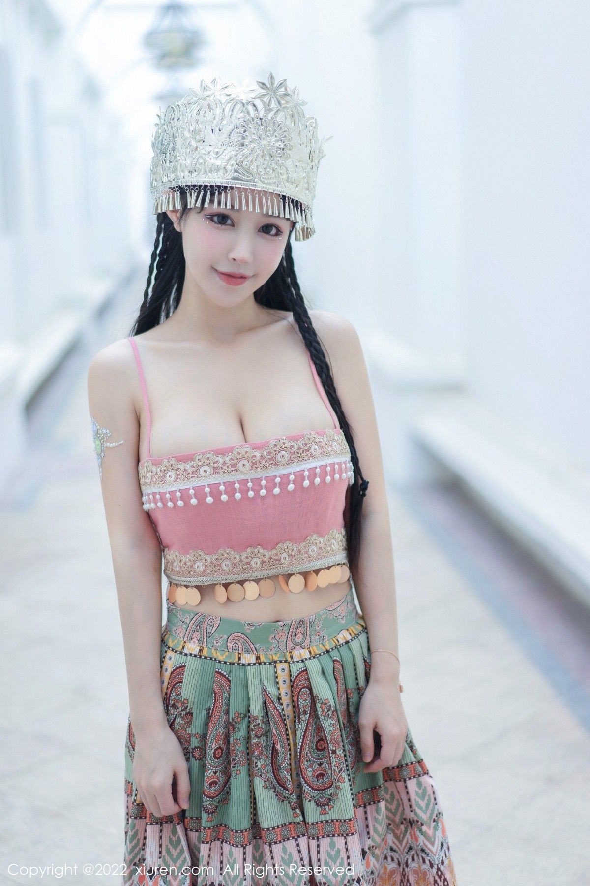 XiuRen第5615期_女神朱可儿Flora民族服饰装扮性感粉色吊带露傲人豪乳诱惑写真70P-【爱主播】