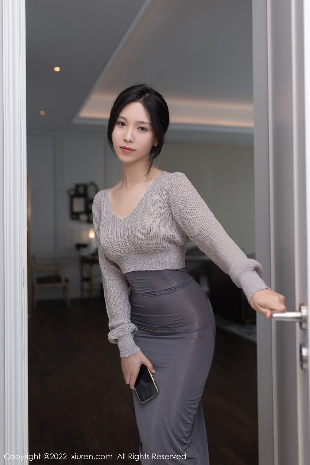 XiuRen第5620期_模特利世情节拍摄性感灰色毛线上衣配长裙秀完美身材诱惑写真82P -【爱主播】