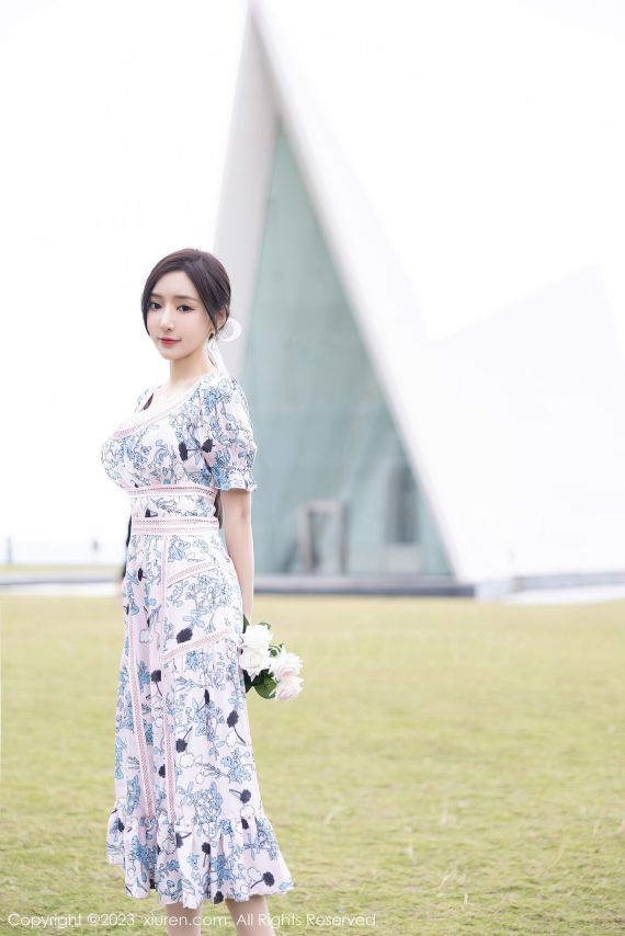 秀人网性感女神王馨瑶yanni浅色连衣长裙原色丝袜海南旅拍-爱主播