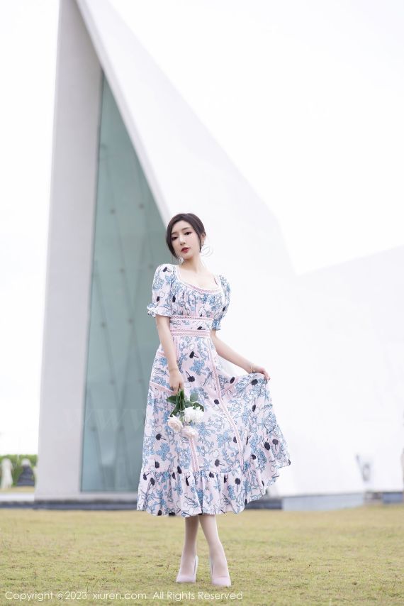 秀人网性感女神王馨瑶yanni浅色连衣长裙原色丝袜海南旅拍-爱主播