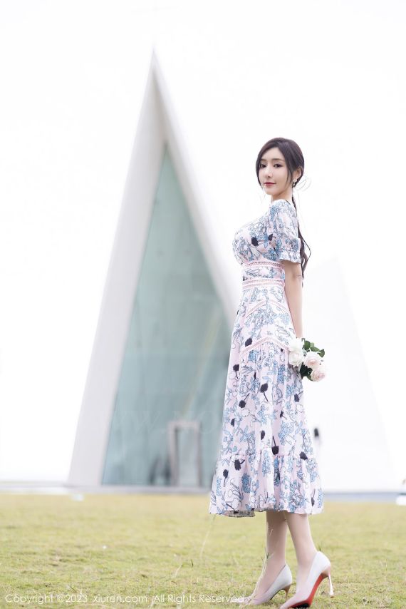 秀人网性感女神王馨瑶yanni浅色连衣长裙原色丝袜海南旅拍-爱主播