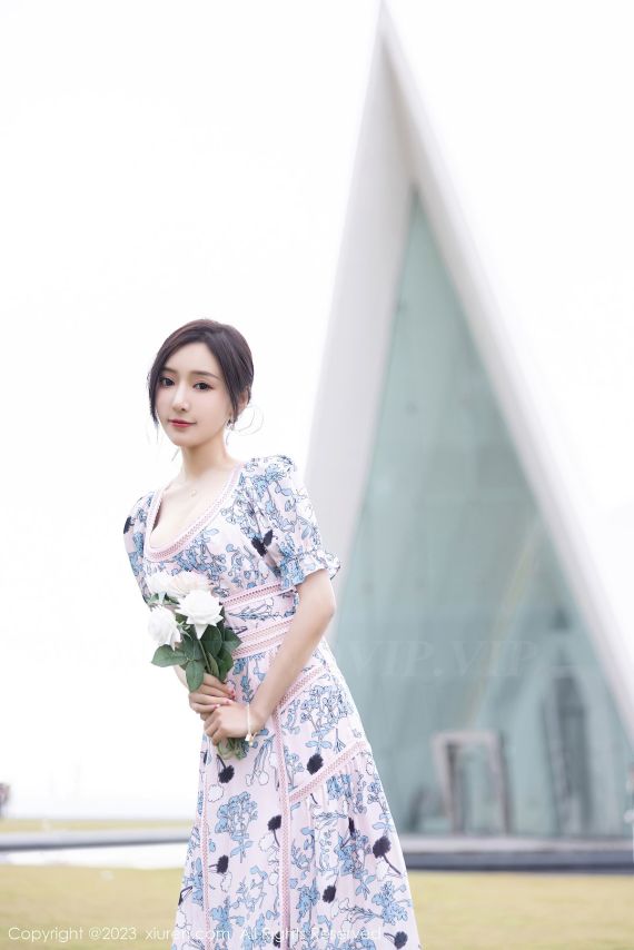 秀人网性感女神王馨瑶yanni浅色连衣长裙原色丝袜海南旅拍-爱主播