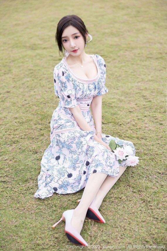 秀人网性感女神王馨瑶yanni浅色连衣长裙原色丝袜海南旅拍-爱主播