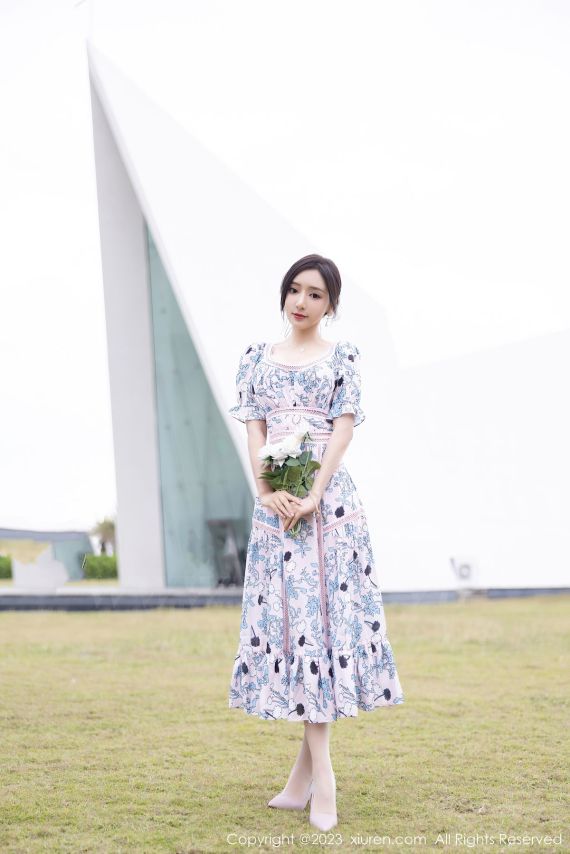 秀人网性感女神王馨瑶yanni浅色连衣长裙原色丝袜海南旅拍-爱主播