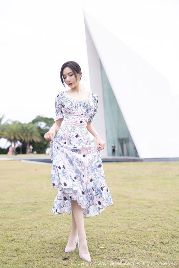 秀人网性感女神王馨瑶yanni浅色连衣长裙原色丝袜海南旅拍-爱主播