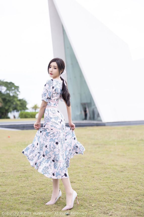 秀人网性感女神王馨瑶yanni浅色连衣长裙原色丝袜海南旅拍-爱主播