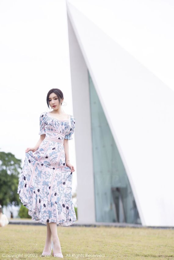 秀人网性感女神王馨瑶yanni浅色连衣长裙原色丝袜海南旅拍-爱主播