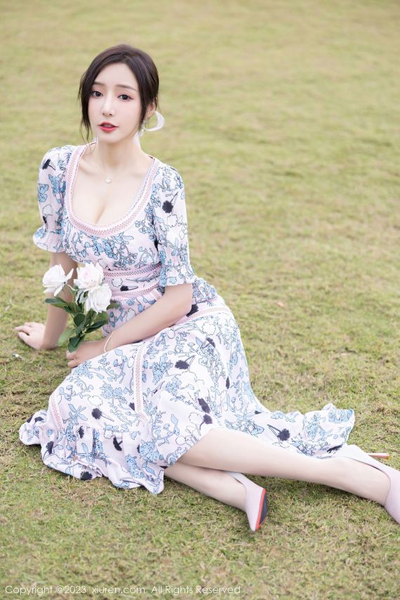 秀人网性感女神王馨瑶yanni浅色连衣长裙原色丝袜海南旅拍-爱主播