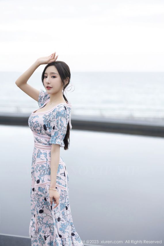 秀人网性感女神王馨瑶yanni浅色连衣长裙原色丝袜海南旅拍-爱主播