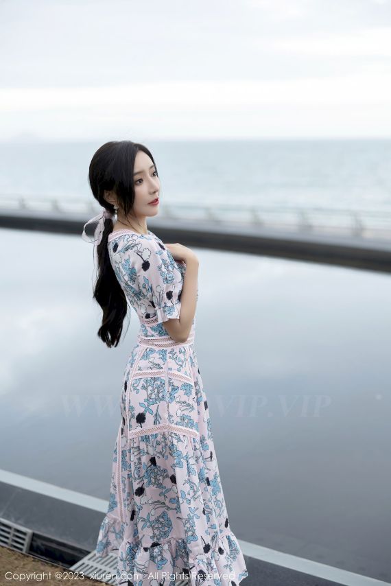 秀人网性感女神王馨瑶yanni浅色连衣长裙原色丝袜海南旅拍-爱主播