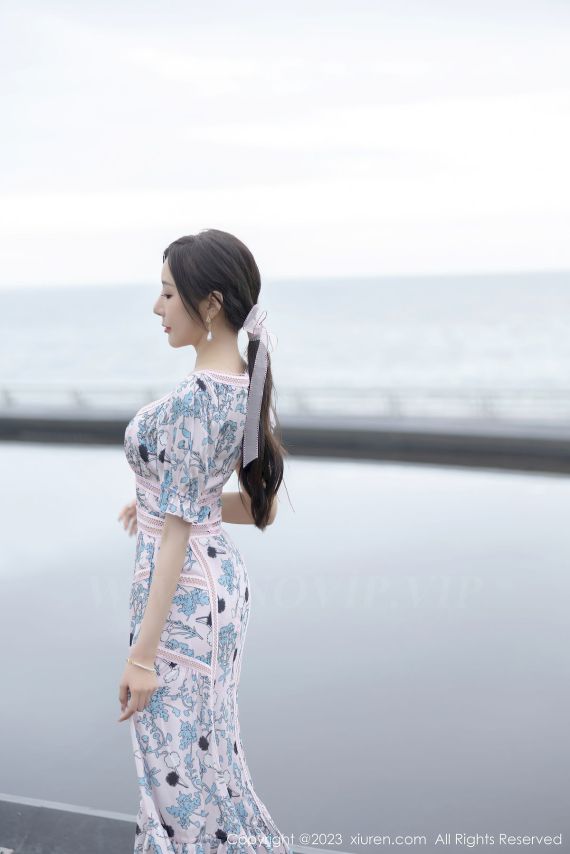 秀人网性感女神王馨瑶yanni浅色连衣长裙原色丝袜海南旅拍-爱主播