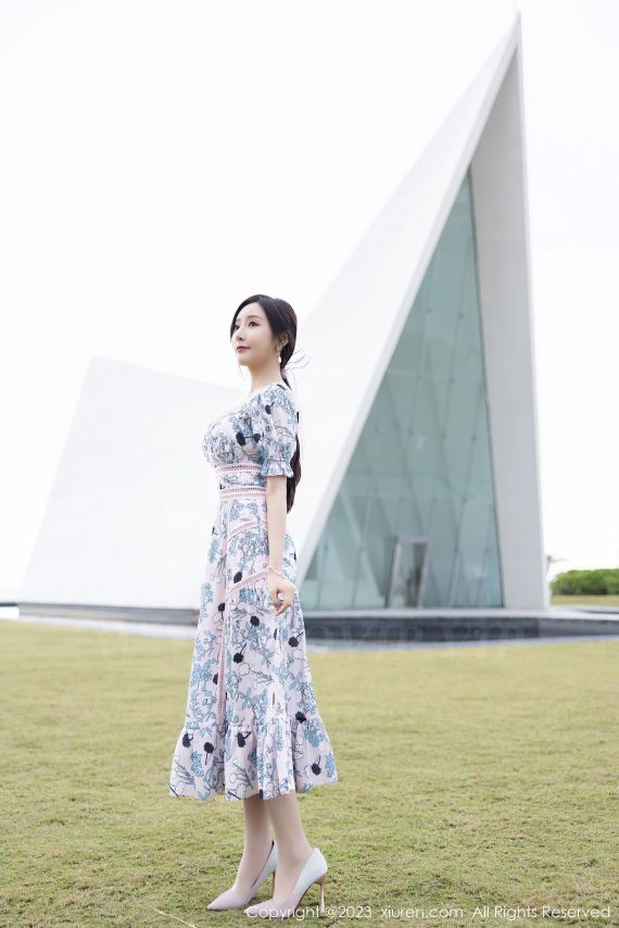 秀人网性感女神王馨瑶yanni浅色连衣长裙原色丝袜海南旅拍-爱主播