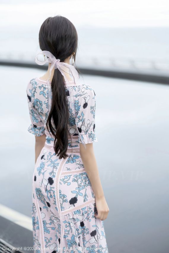 秀人网性感女神王馨瑶yanni浅色连衣长裙原色丝袜海南旅拍-爱主播