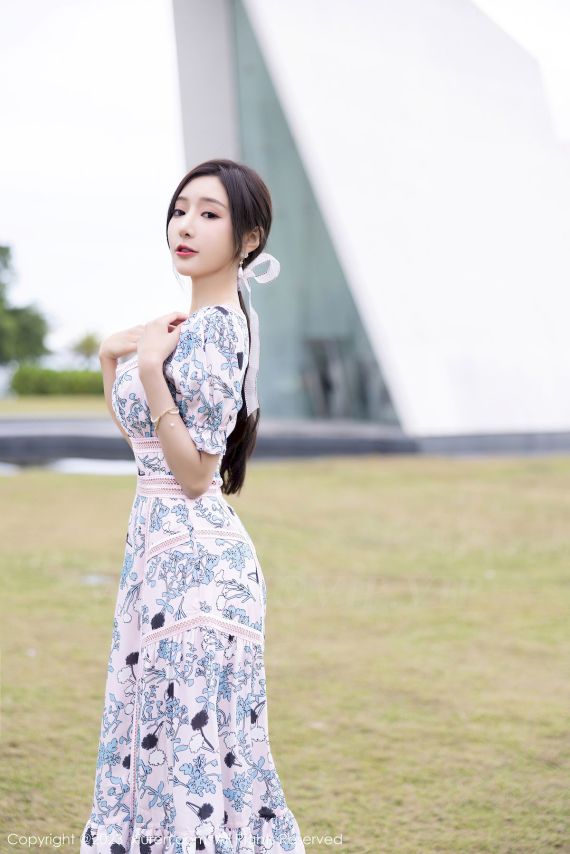 秀人网性感女神王馨瑶yanni浅色连衣长裙原色丝袜海南旅拍-爱主播