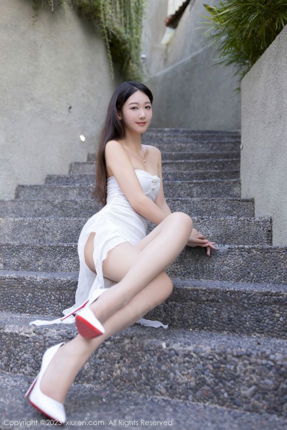 秀人网美女模特唐安琪白色礼裙搭配原色丝袜巴厘岛旅拍-爱主播