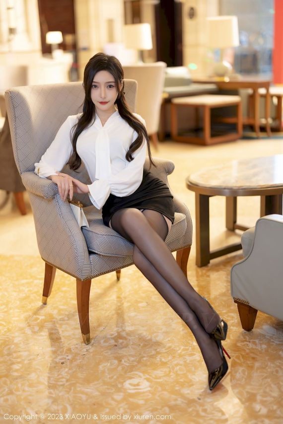 语画界性感女神王馨瑶yanni白色上衣搭配黑色短裙写真-爱主播