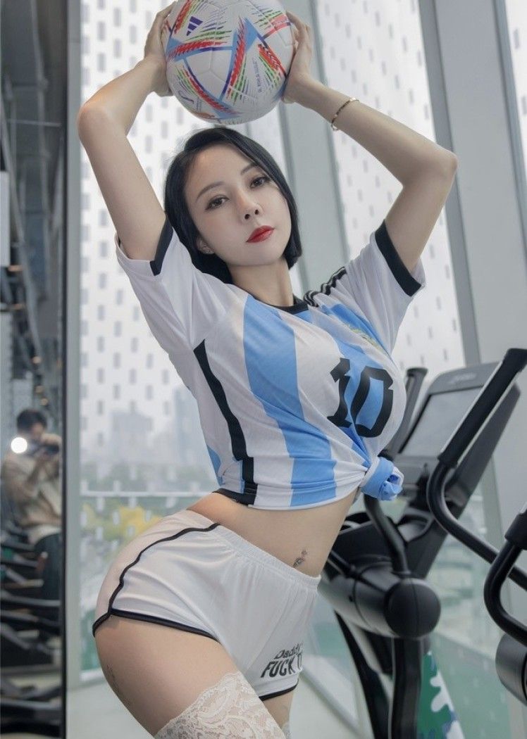 [微密圈]果儿Victoria – 浴室足球[28P-54MB]