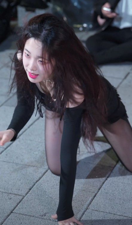 EUNJEONG恩贞是哪个素人舞团成员？她在哪天身穿黑丝短裤翻跳直拍？