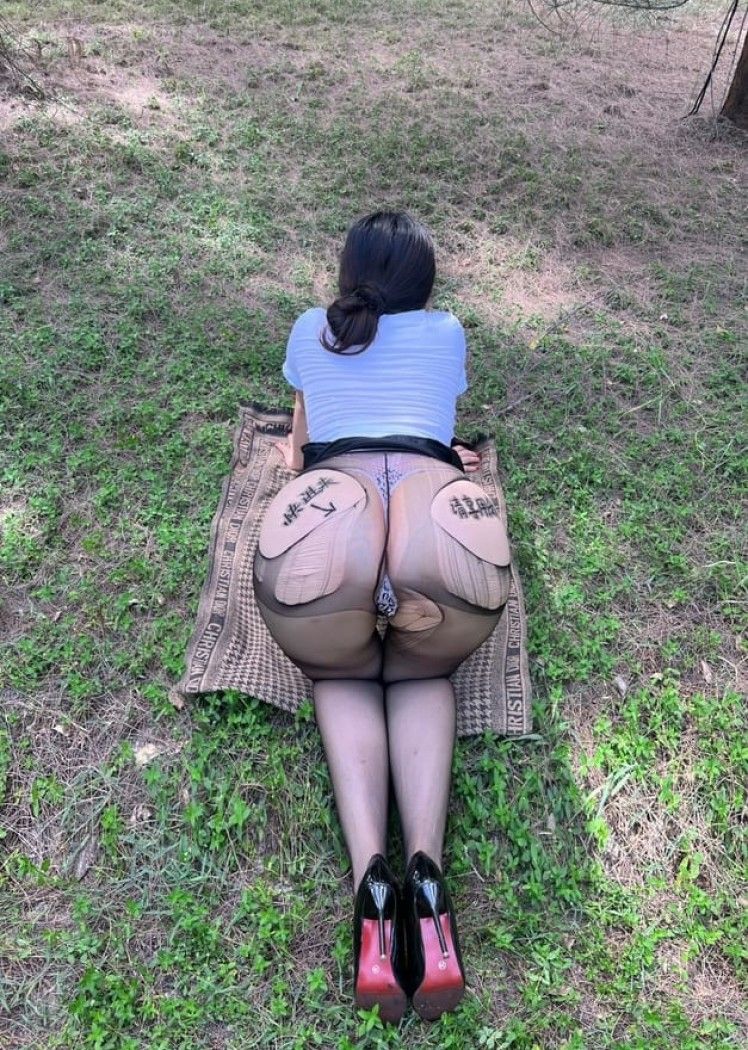 [微密圈]迷人的五姨太 – 制服OL的户外诱惑 [30P-198M]