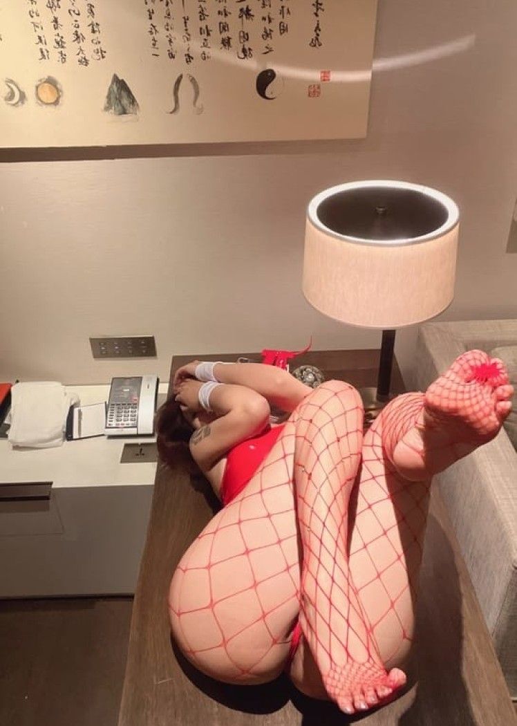 [微密圈]洁己 – 桌子上摩擦 [29P-272M]