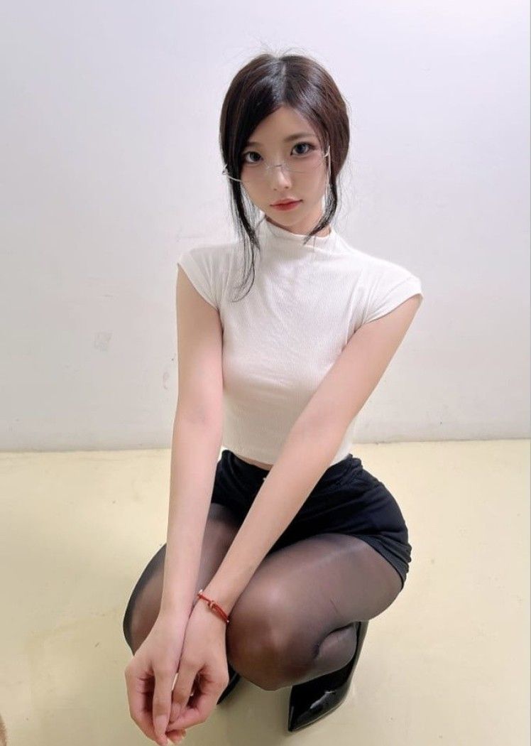 [微密圈]陈妮妮 – 诱惑的秘书 [14P-22M]