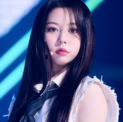 Hyerin郑慧潾哪年随小分队正式出道？她在几岁时担任儿童模特拍摄广告？