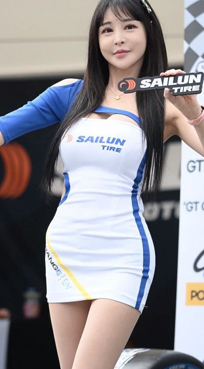 JinHaJin陈海珍现身哪天超级赛车秀？她以怎样的俏皮姿势吸引现场饭拍？