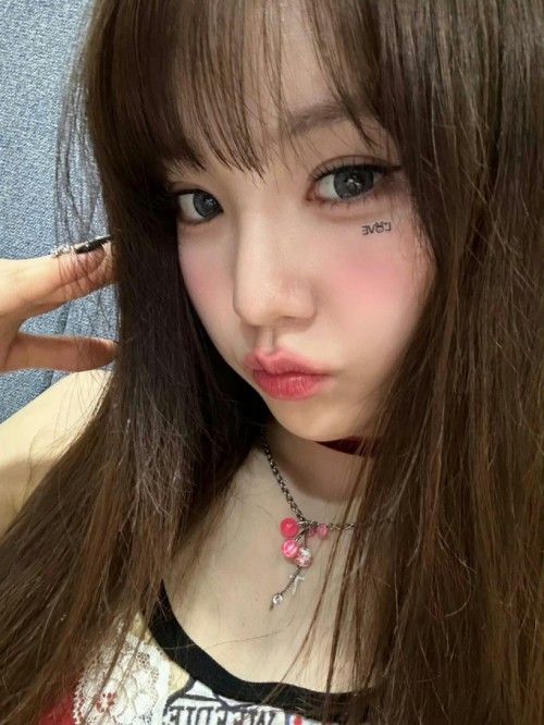 NANA权娜延跟随哪个女团出道并担任队长？凭借怎样美貌吸引粉丝视线？